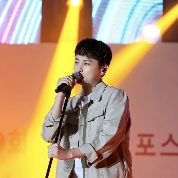 A moment captured by a fan of Min Kyunghoon