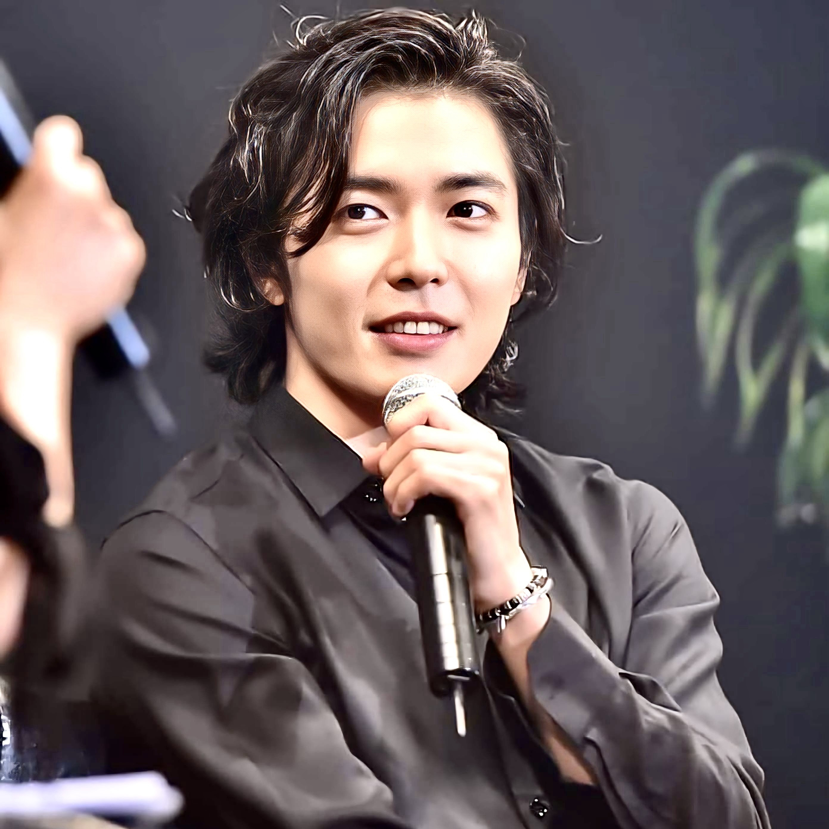 Behind-the-scenes cut of Kim Jaewook