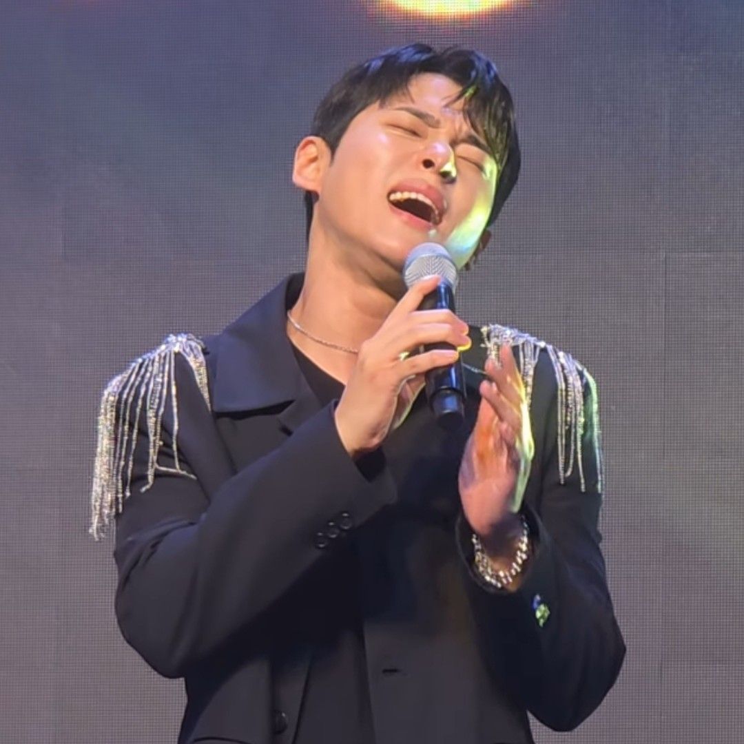 A moment captured by a fan of Seong Ri