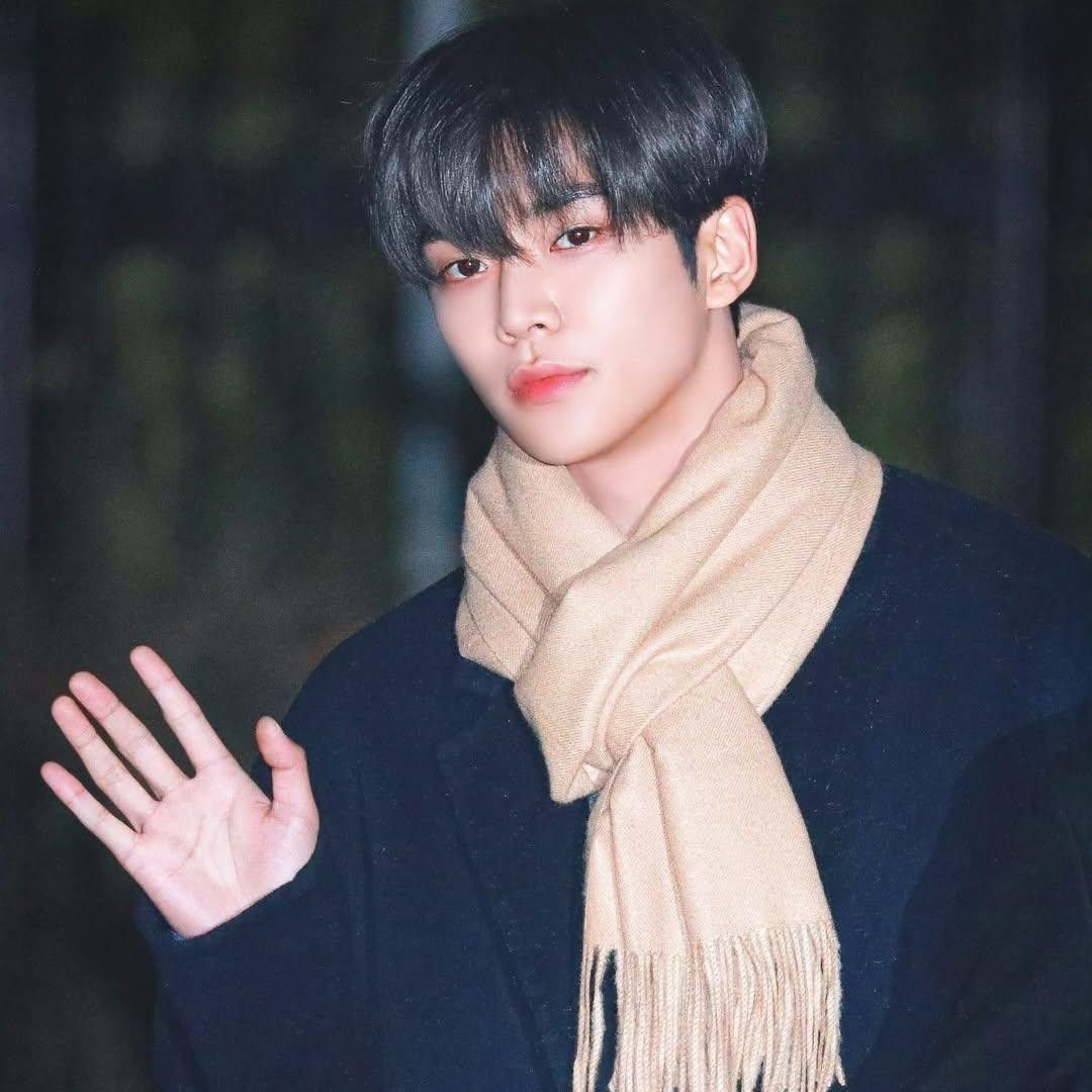 로운의 비하인드 컷