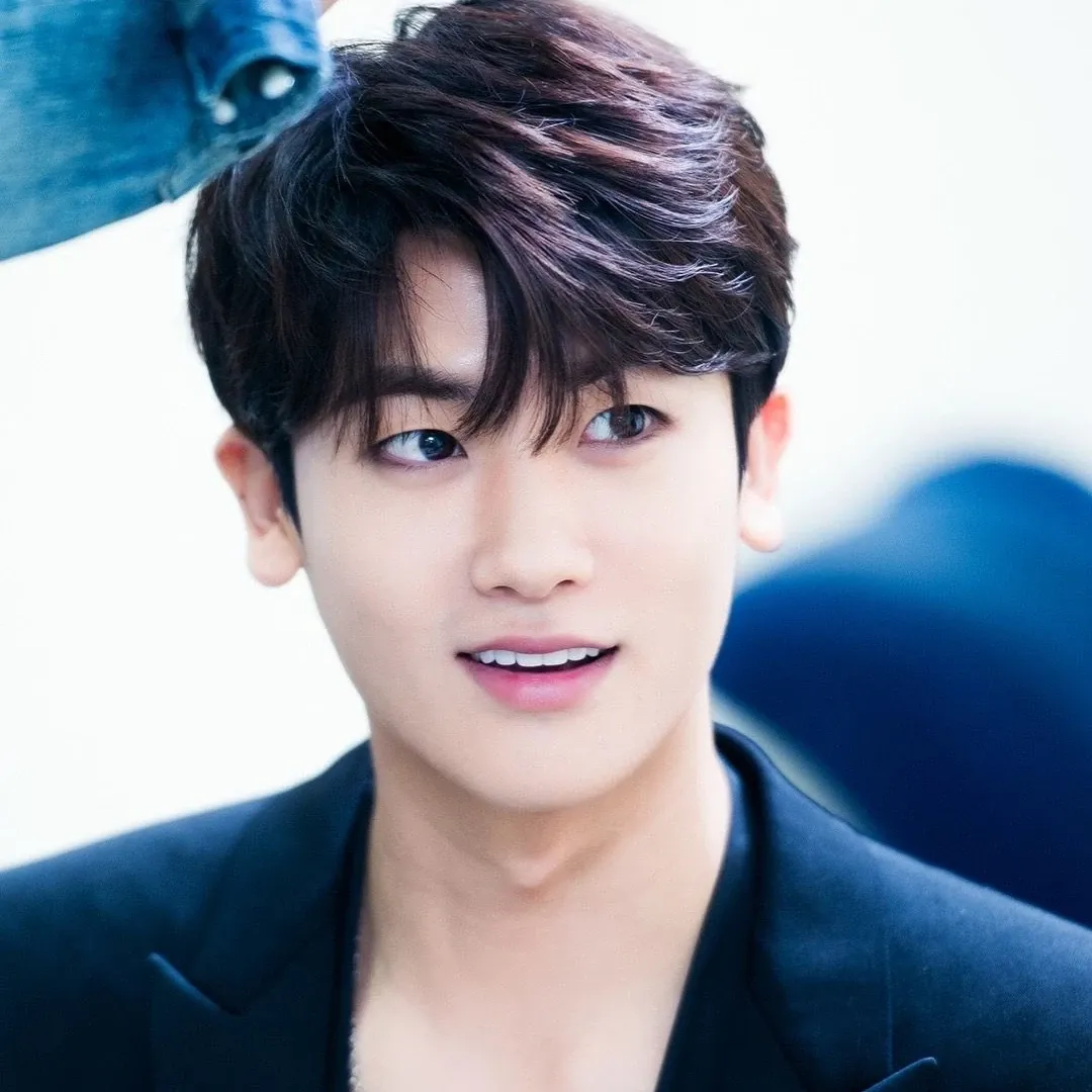 A moment captured by a fan of Park Hyungsik