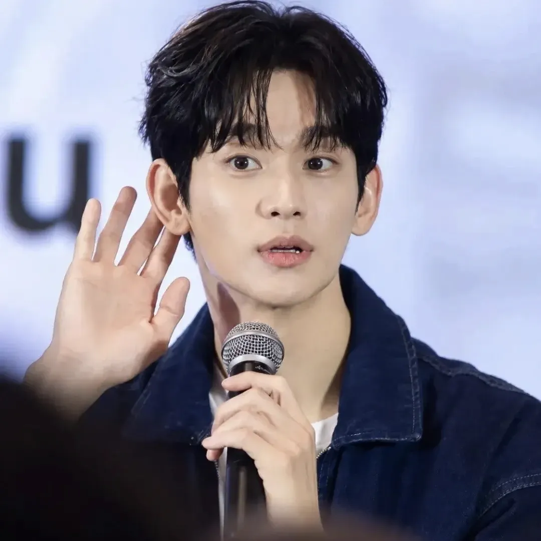 A moment captured by a fan of Kim Soohyun