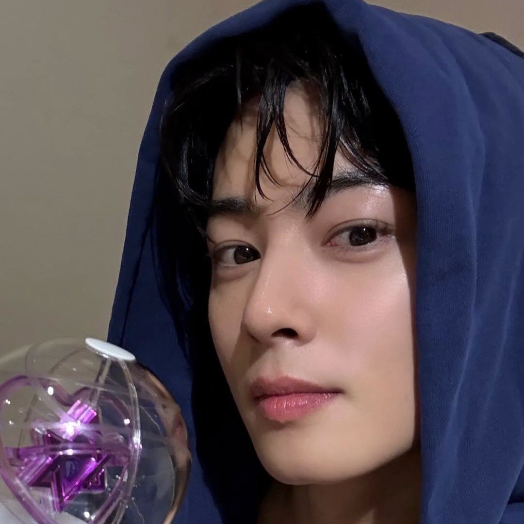 A moment captured by a fan of Cha Eunwoo