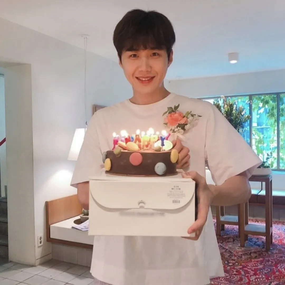 Behind-the-scenes cut of Kim Seonho