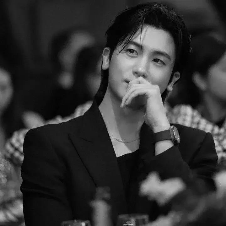 A moment captured by a fan of Park Hyungsik