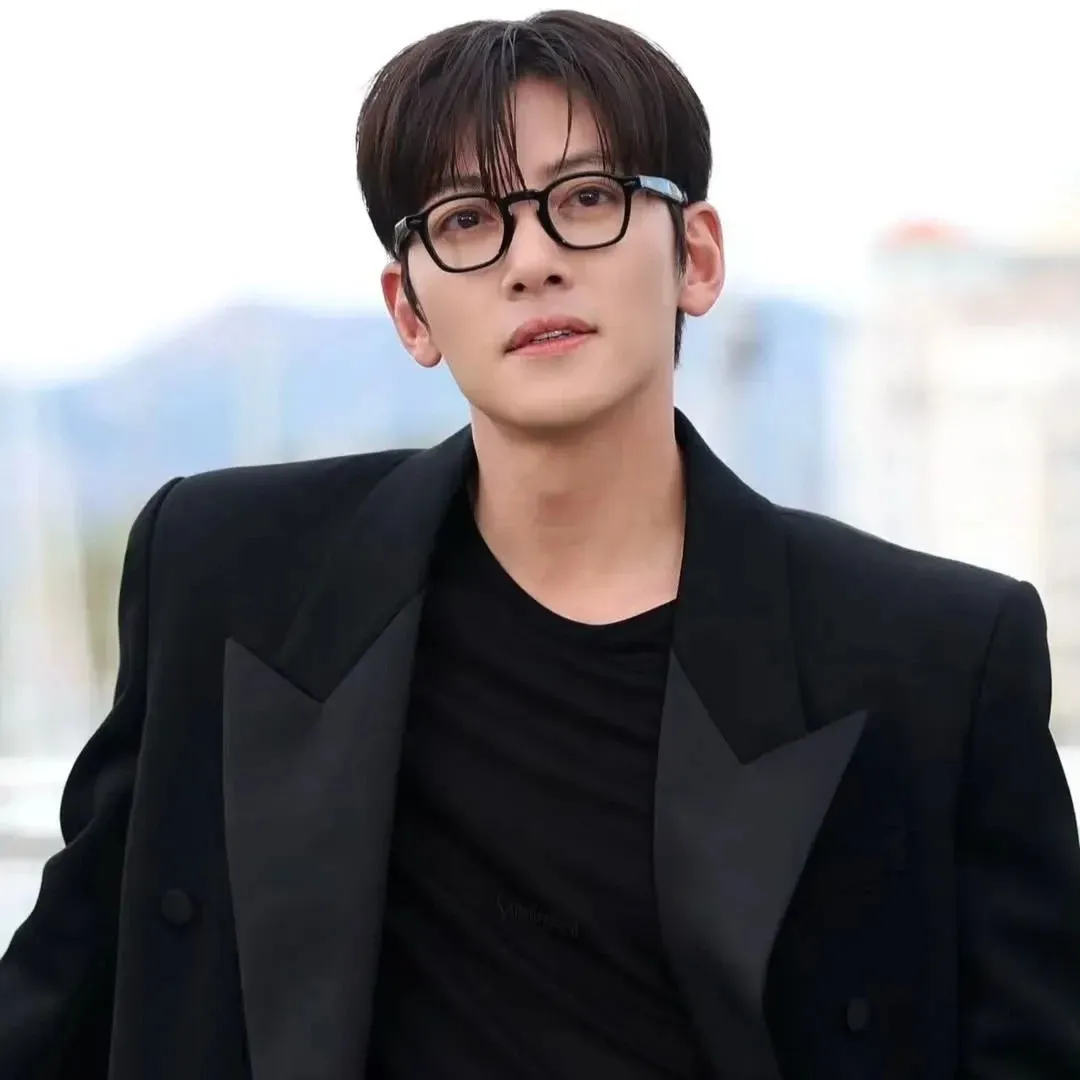 Behind-the-scenes cut of Ji Changwook