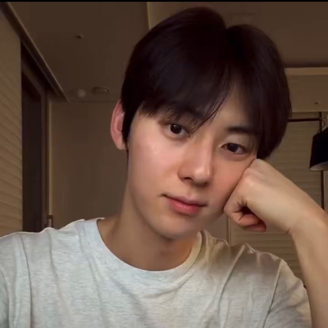 A moment captured by a fan of Hwang Minhyun