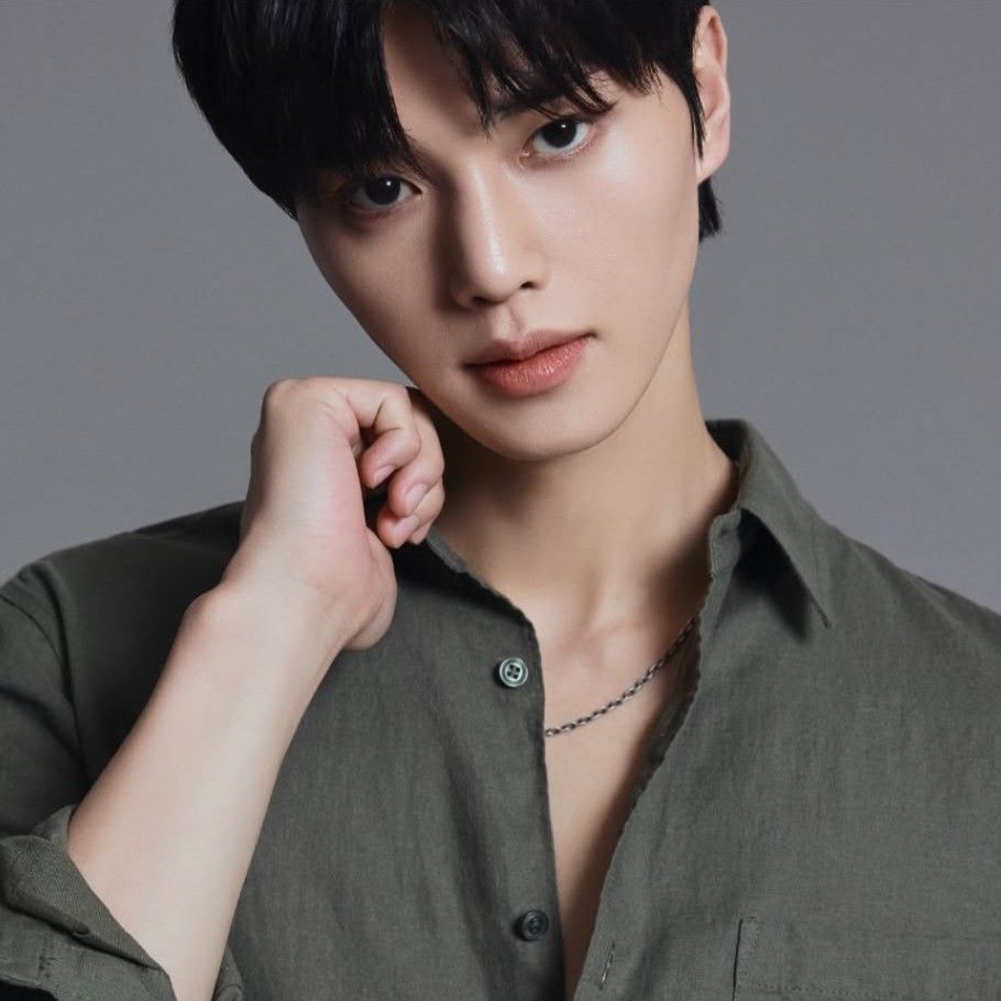 Latest photo of Song Kang