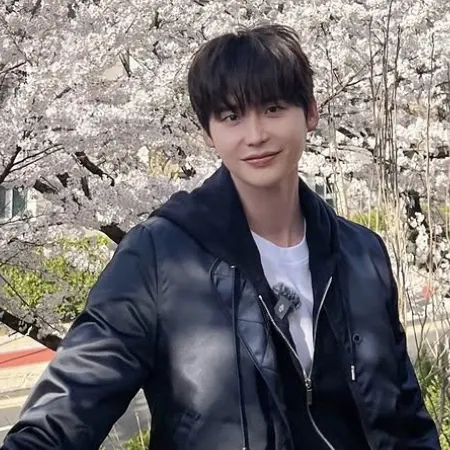 Recent activity shot of Lee Jongsuk