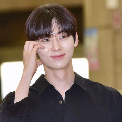 황민현 최근 활동샷