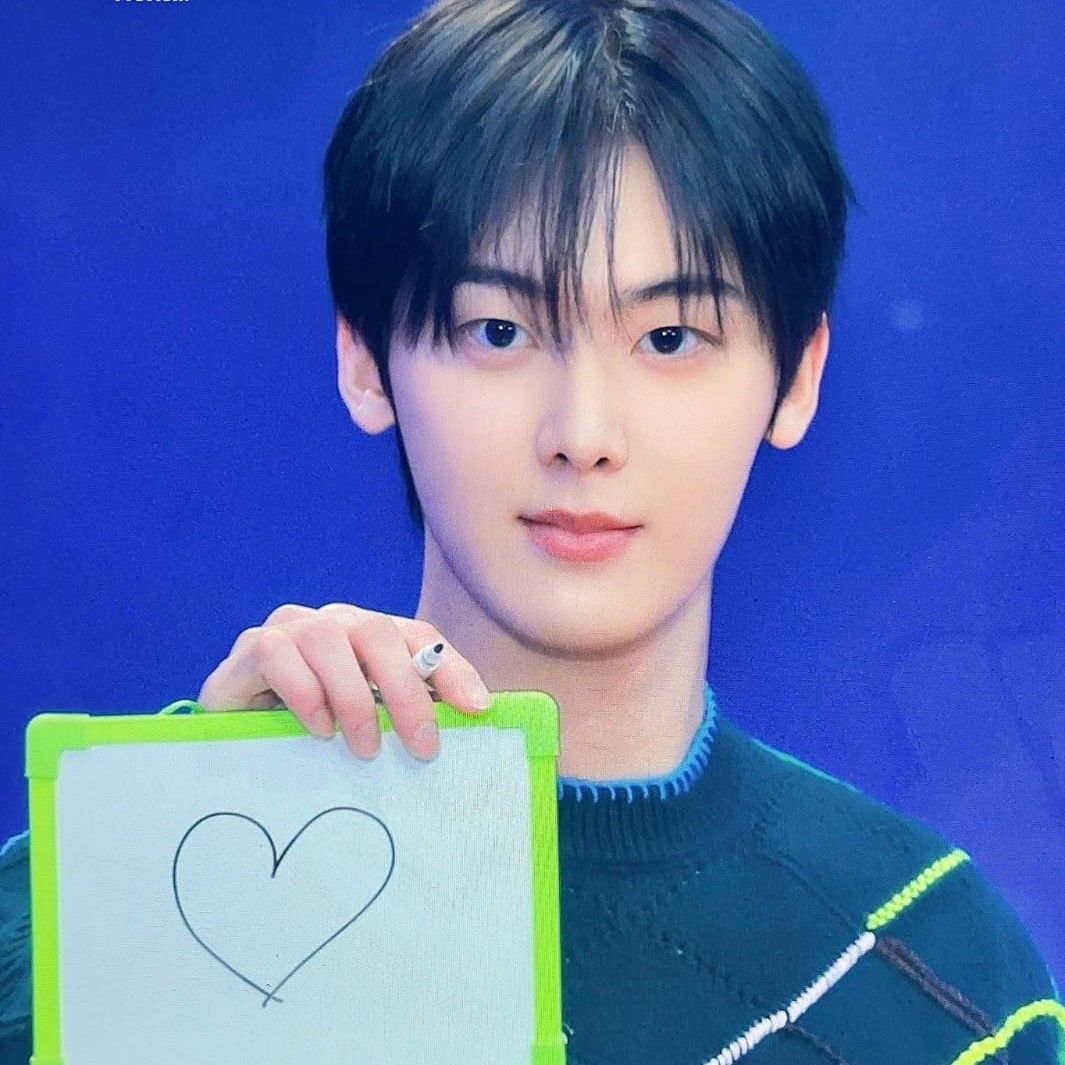 A moment captured by a fan of Cha Eunwoo