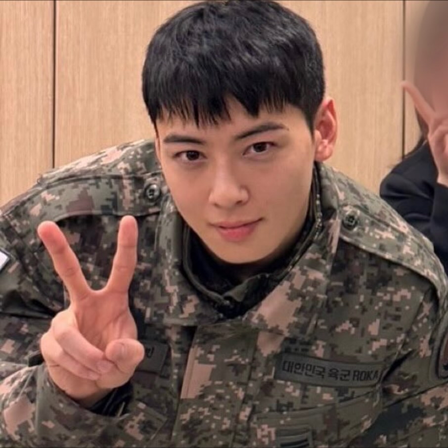 A moment captured by a fan of Cha Eunwoo