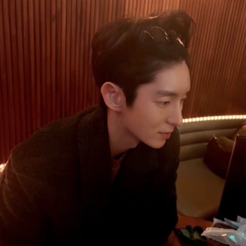 A moment captured by a fan of Lee Joongi