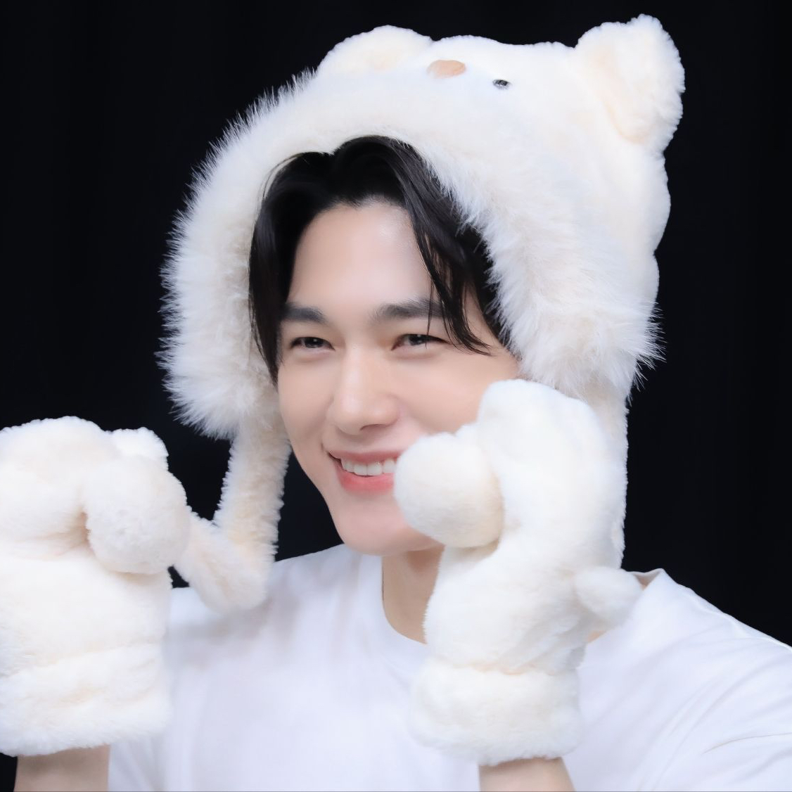 Behind-the-scenes cut of Kim Myungsoo (L)