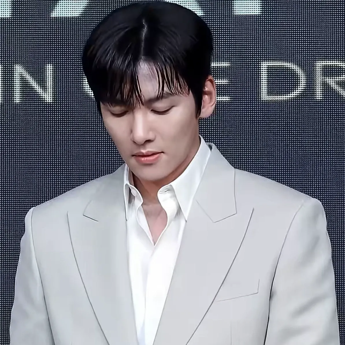 Behind-the-scenes cut of Ji Changwook