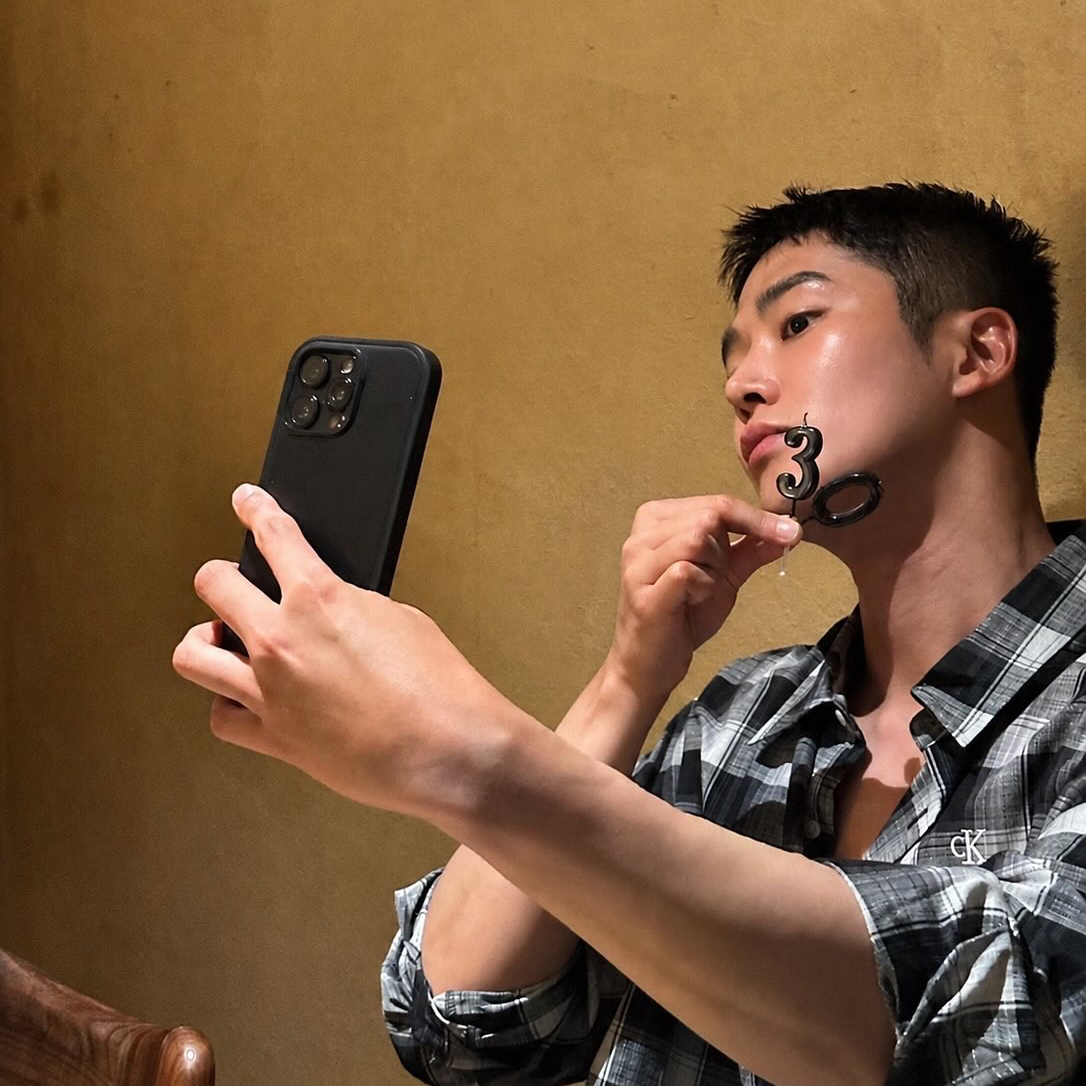 Behind-the-scenes cut of Rowoon