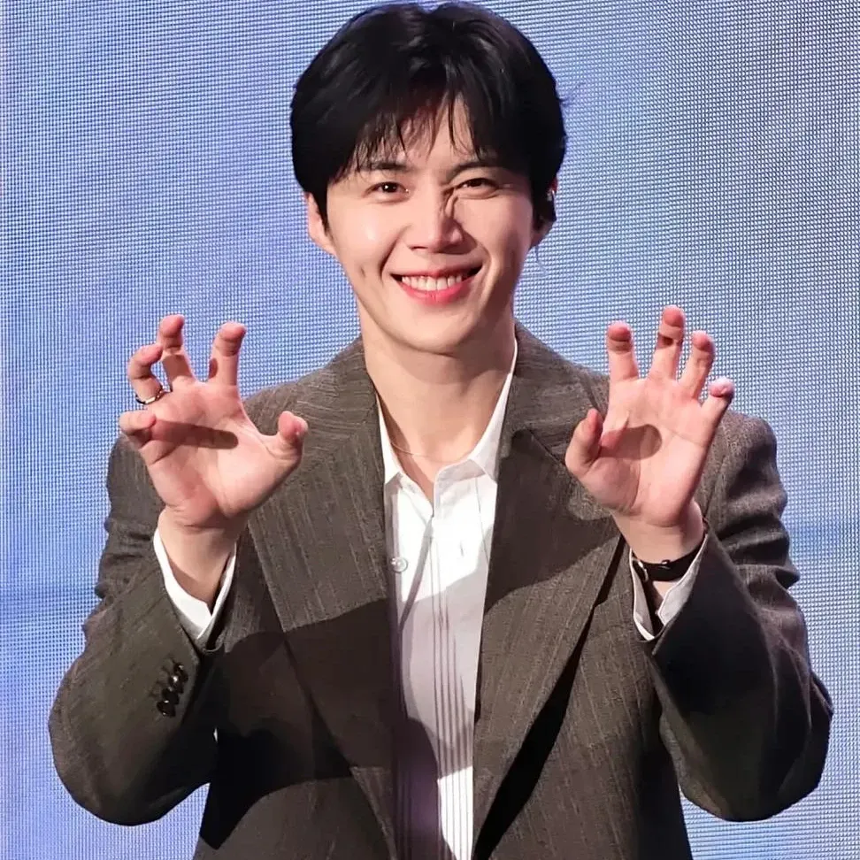 Behind-the-scenes cut of Kim Seonho