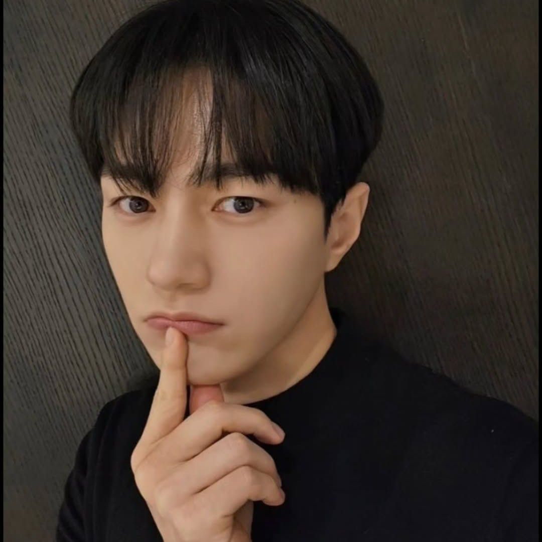 A moment captured by a fan of Kim Myungsoo (L)