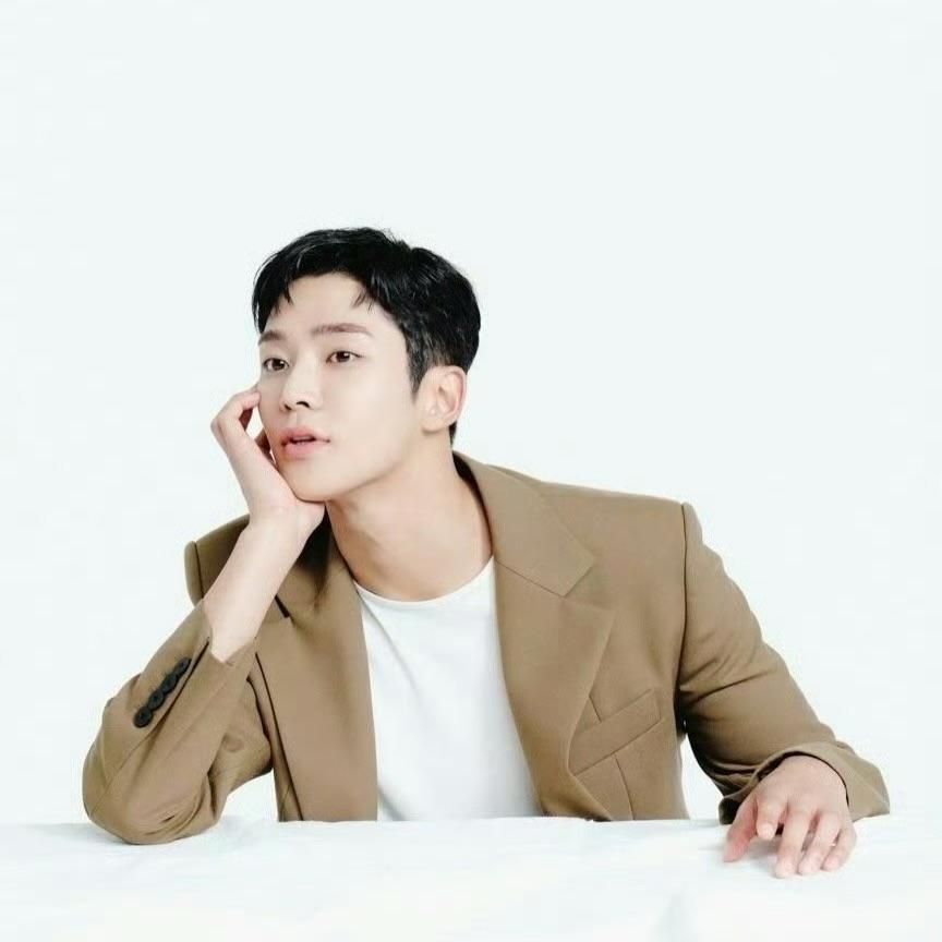 로운의 비하인드 컷