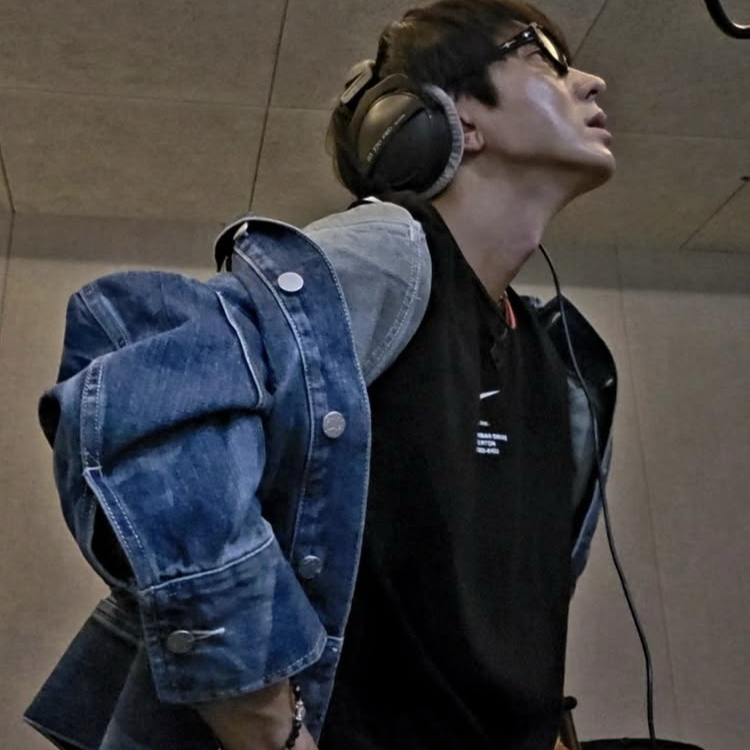 A moment captured by a fan of Lee Joongi