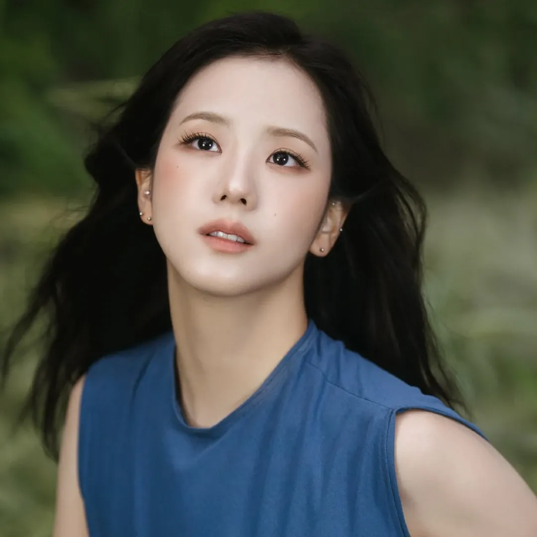 Latest photo of Jisoo (1995)