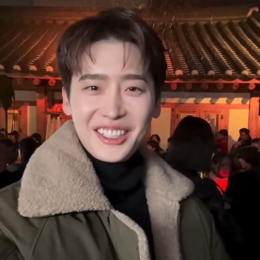 A moment captured by a fan of Lee Jongsuk