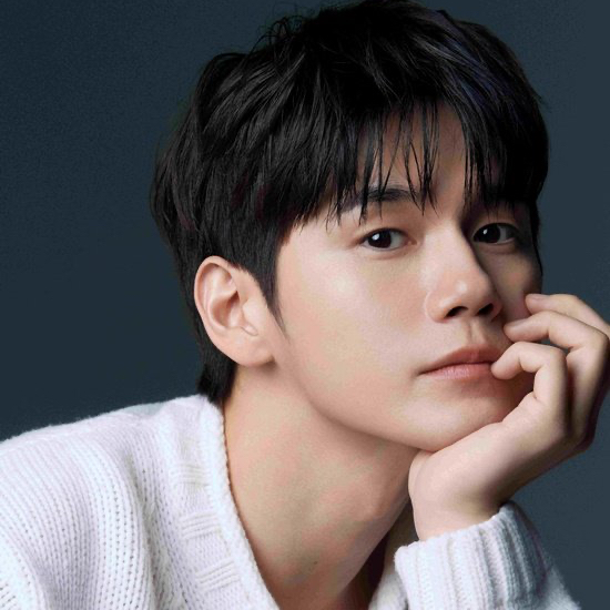 粉丝拍下的邕圣祐瞬间