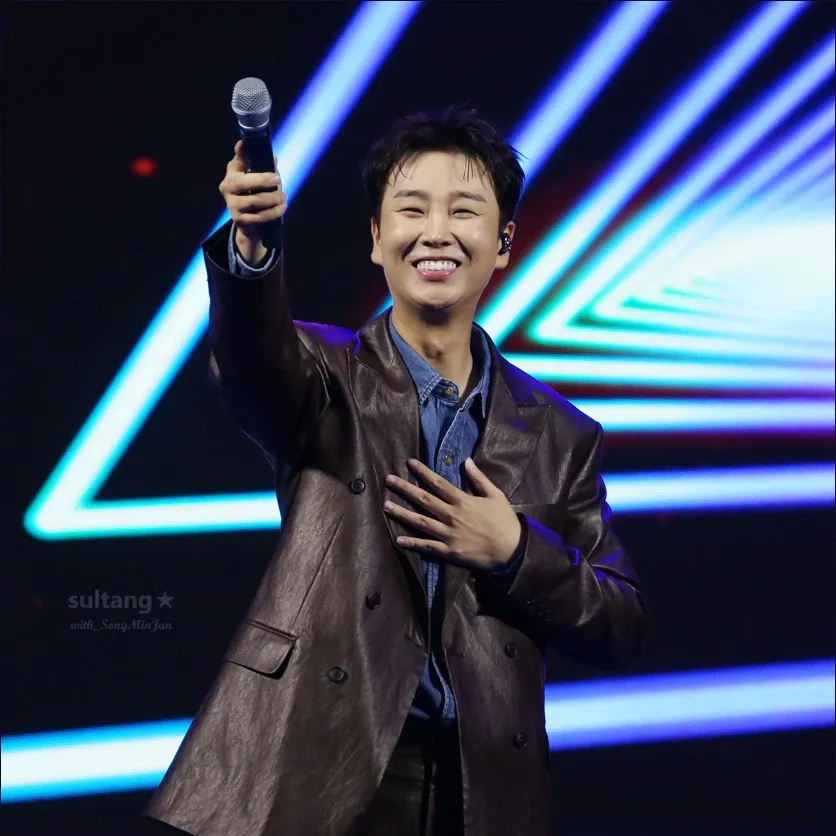 A moment captured by a fan of Song Minjun