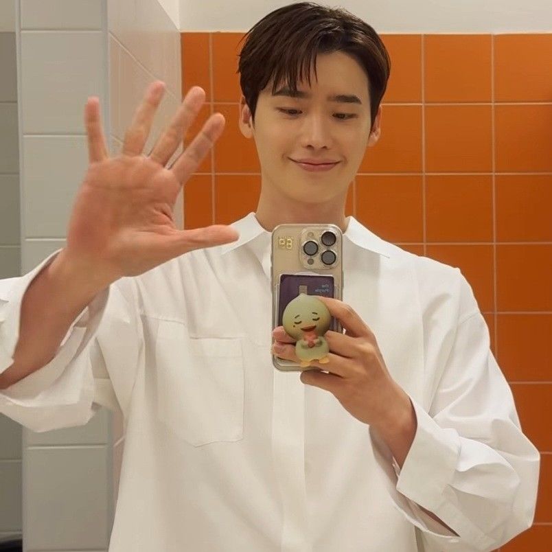 Recent activity shot of Lee Jongsuk