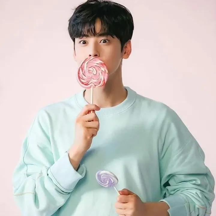 A moment captured by a fan of Cha Eunwoo
