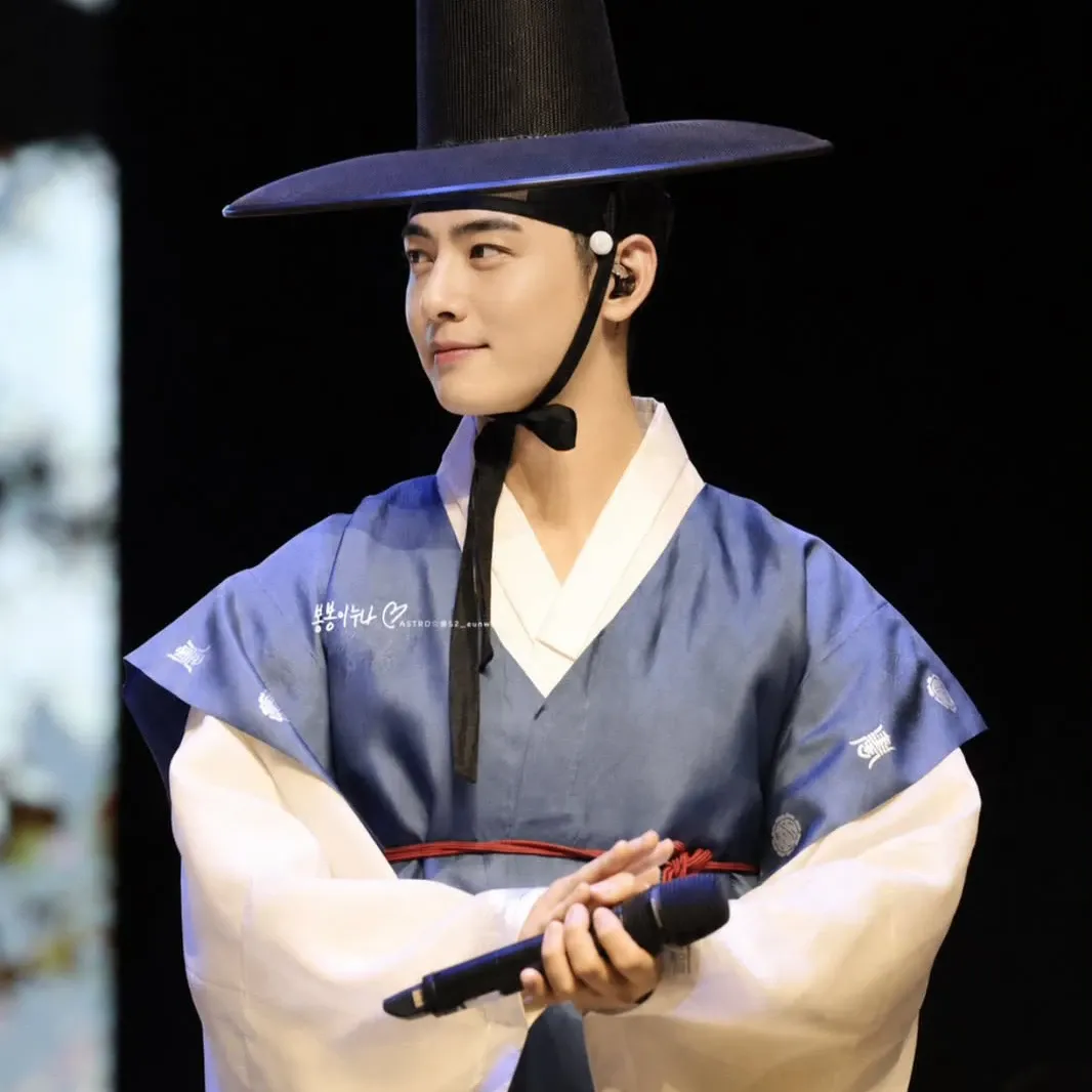 Recent activity shot of Cha Eunwoo
