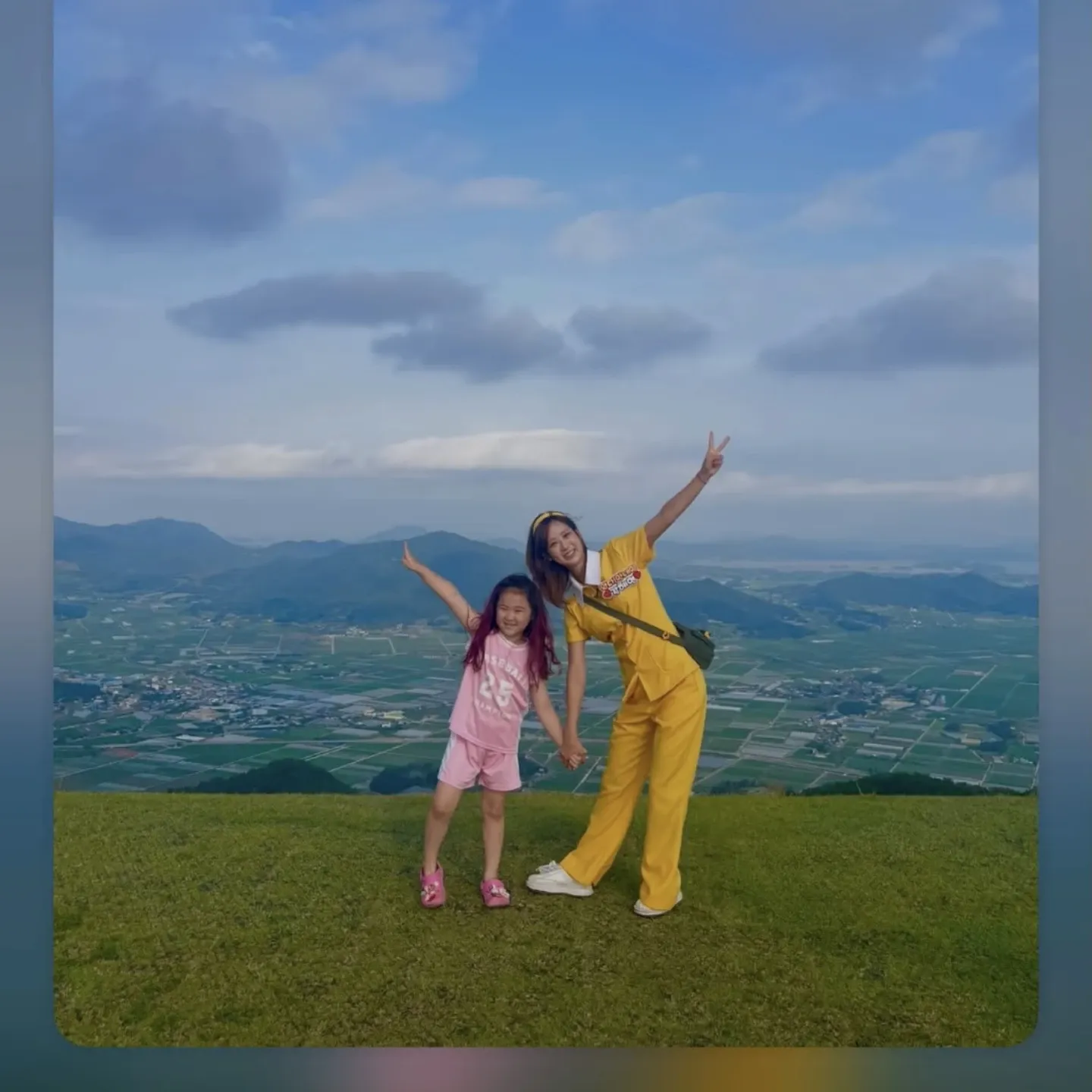 Behind-the-scenes cut of Kang Hyeyeon