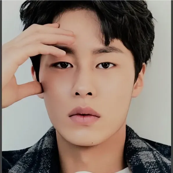 Behind-the-scenes cut of Lee Jaewook