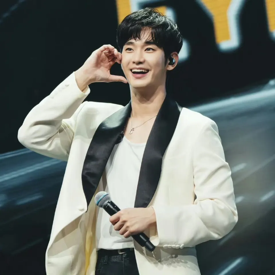 Behind-the-scenes cut of Kim Soohyun