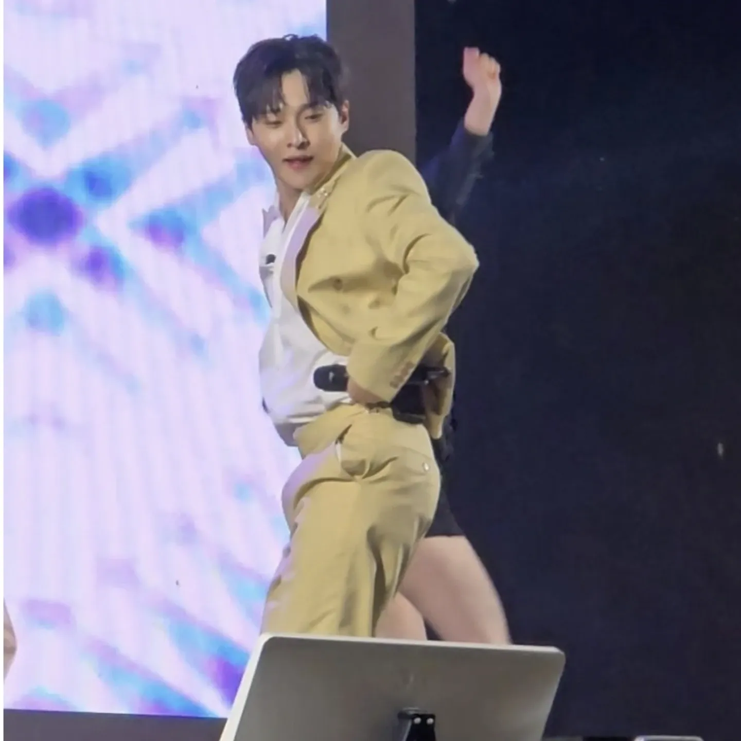 A moment captured by a fan of Seong Ri