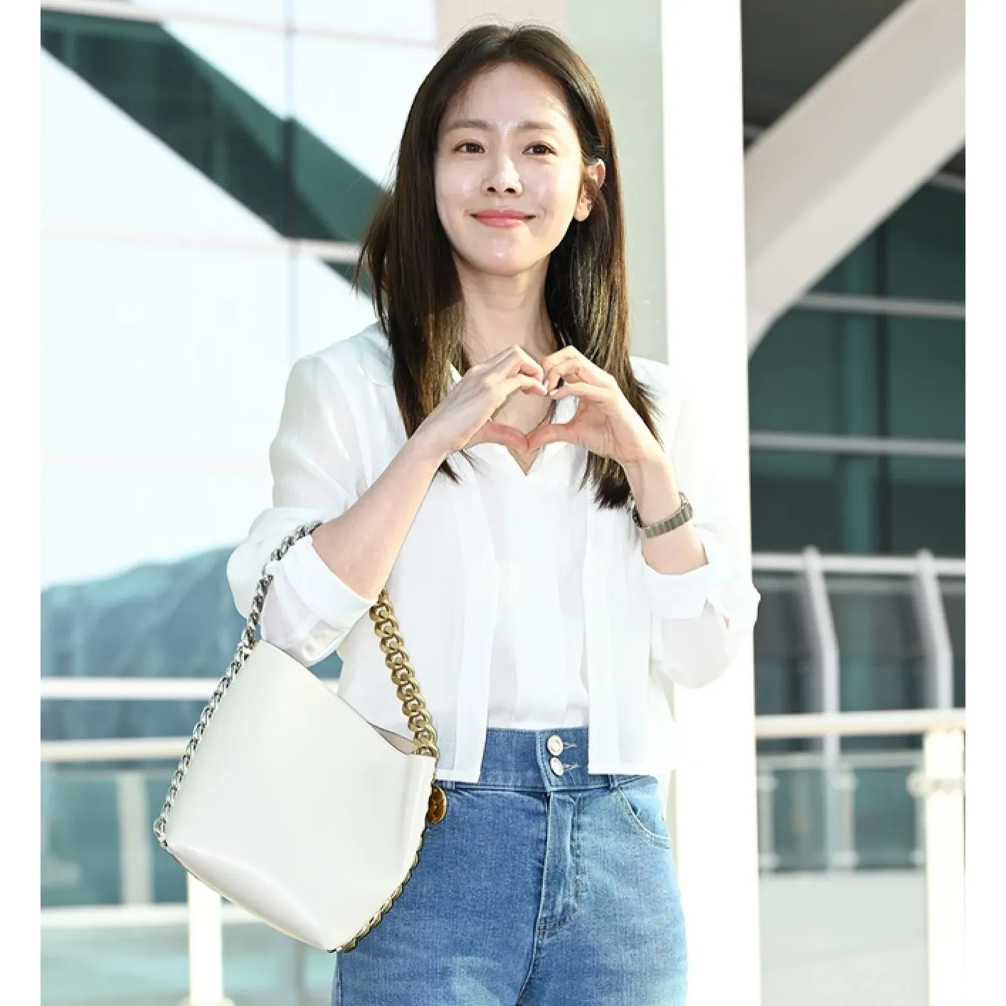 Behind-the-scenes cut of Han Jimin