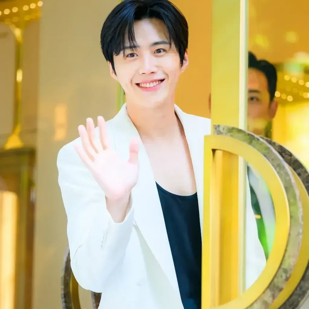 Behind-the-scenes cut of Kim Seonho