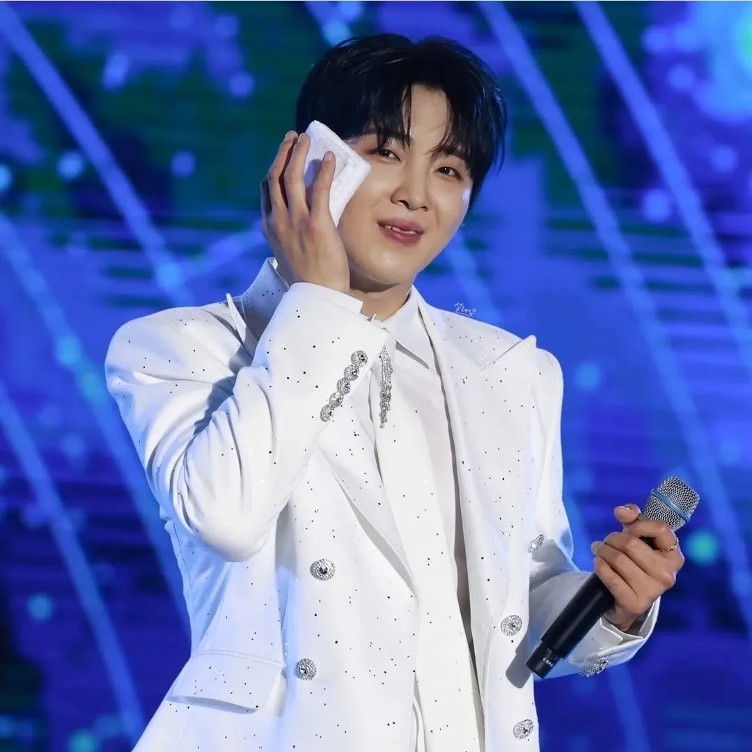 A moment captured by a fan of Hwang Yunsung