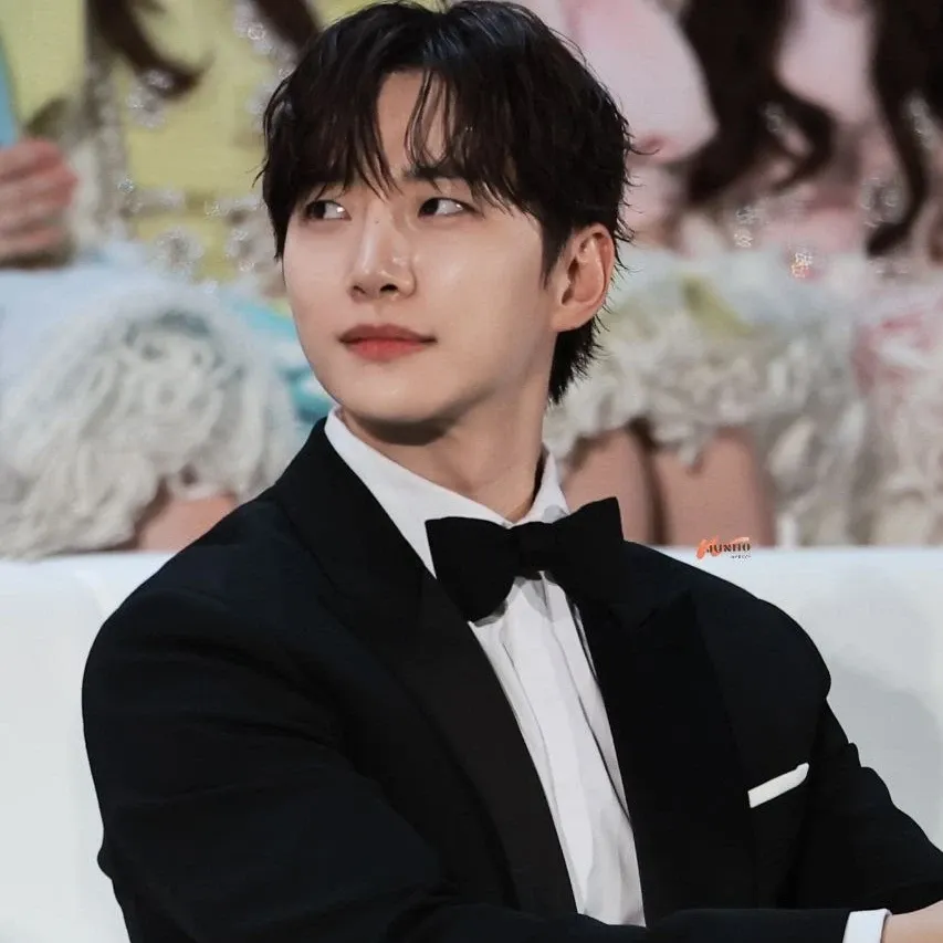 Behind-the-scenes cut of Lee Junho