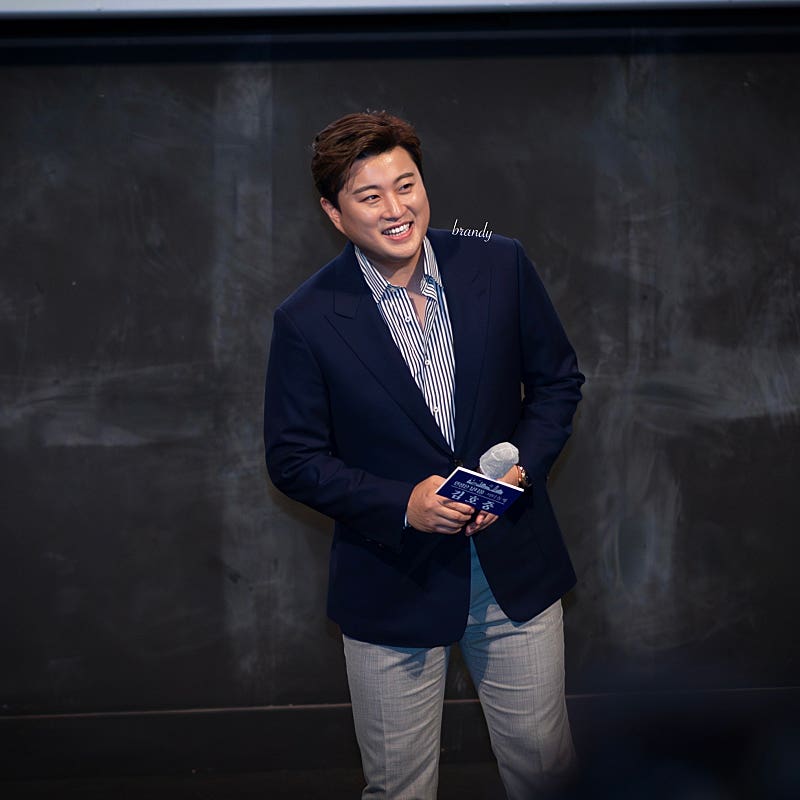 粉丝拍下的金浩中瞬间