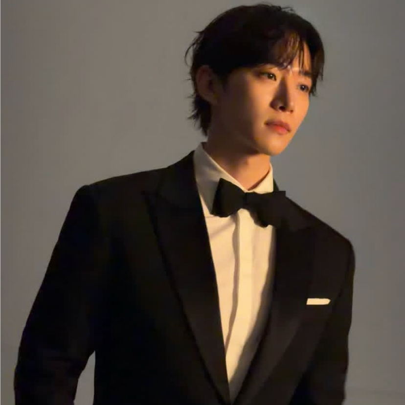 Behind-the-scenes cut of Lee Junho
