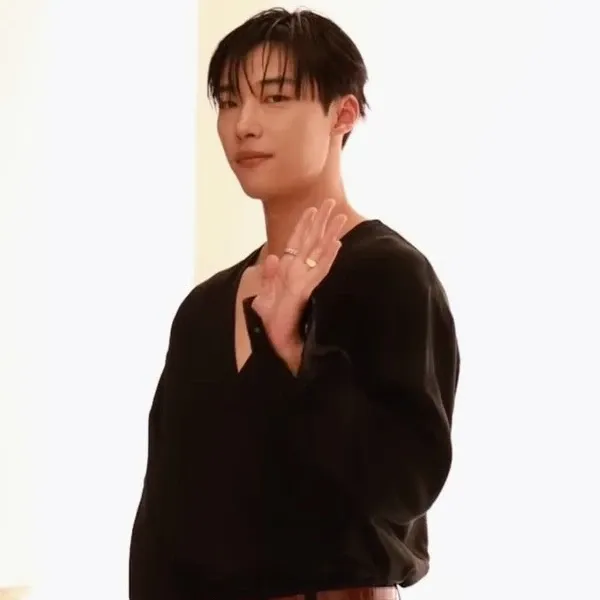 A moment captured by a fan of Woo Dohwan