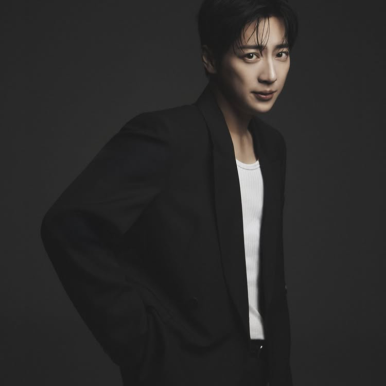 Recent activity shot of Lee Sangyeob