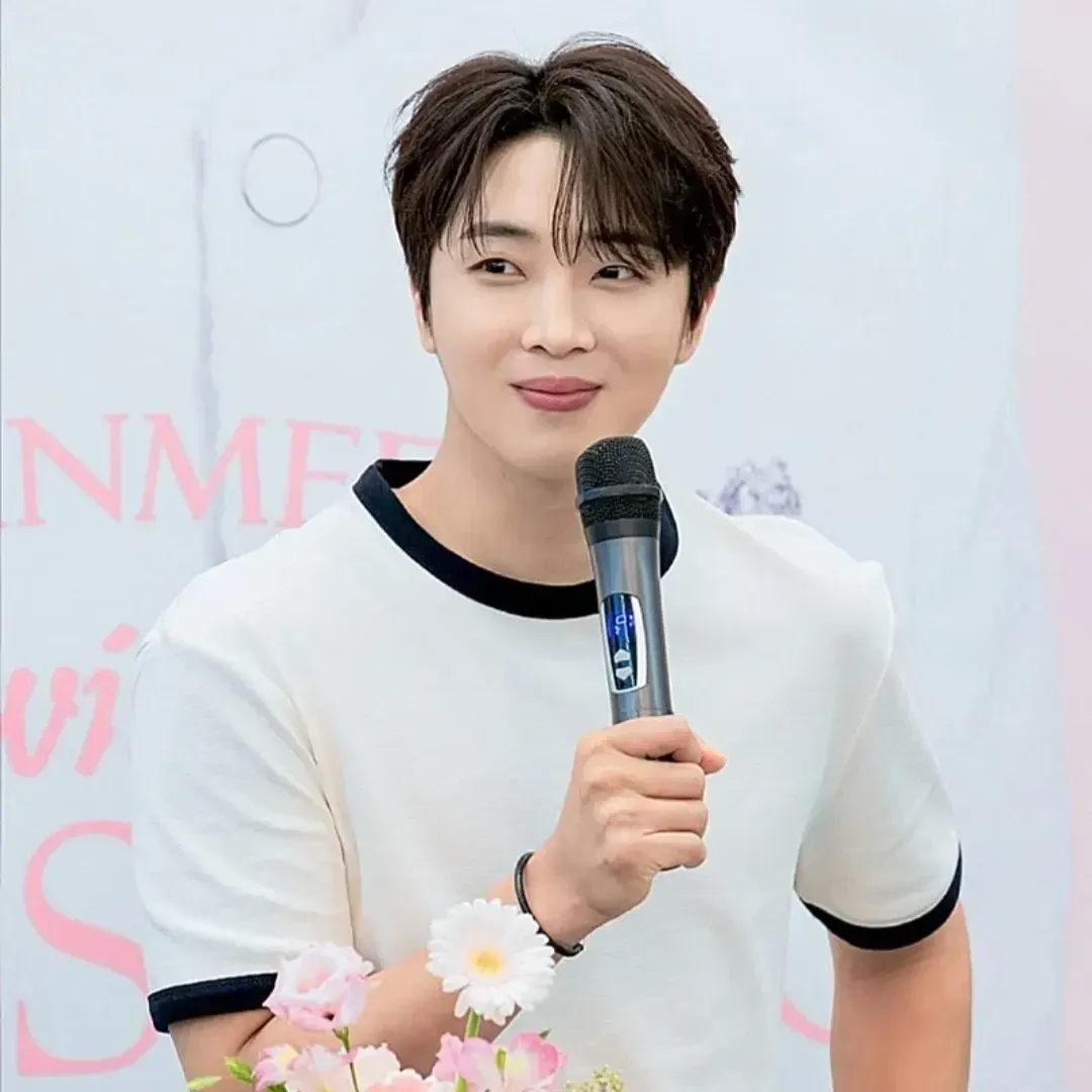 A moment captured by a fan of Hwang Yunsung