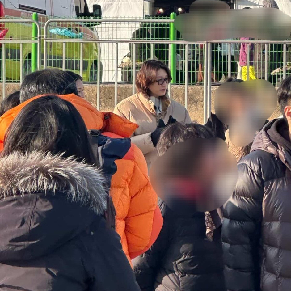 Behind-the-scenes cut of Kim Yeonkoung