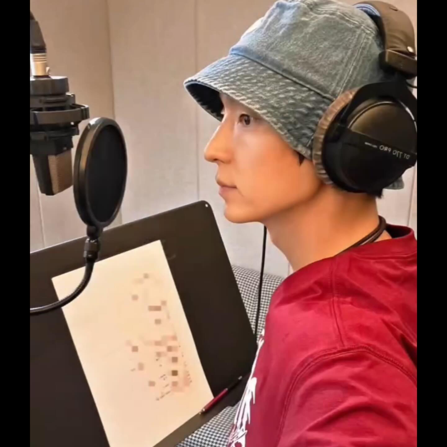 Behind-the-scenes cut of Lee Joongi