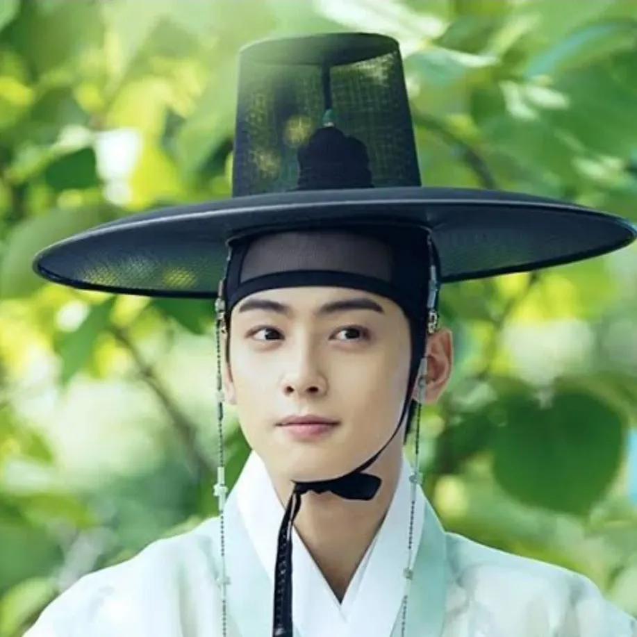 Behind-the-scenes cut of Cha Eunwoo