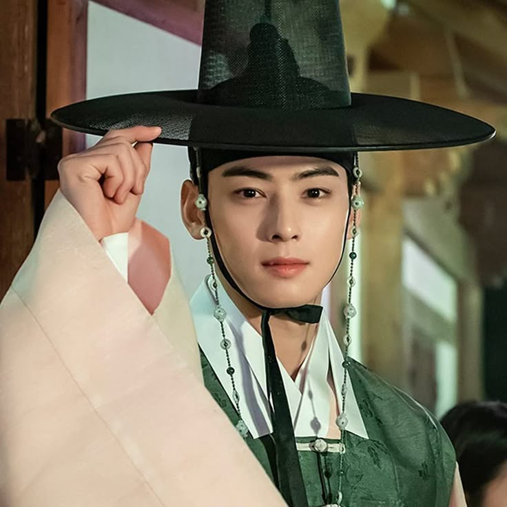 Behind-the-scenes cut of Cha Eunwoo