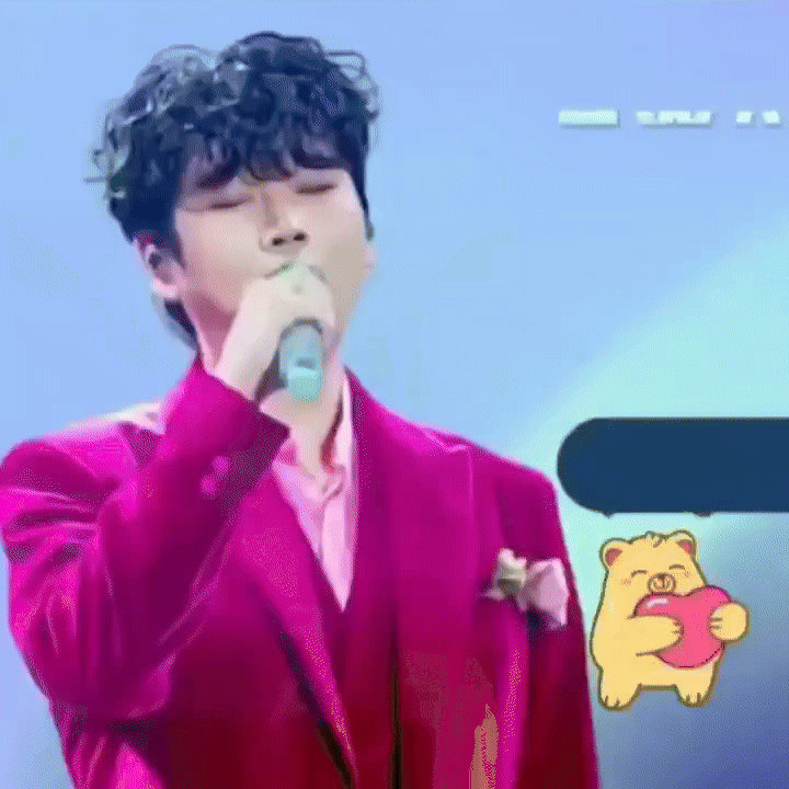 A moment captured by a fan of Hwang Youngwoong