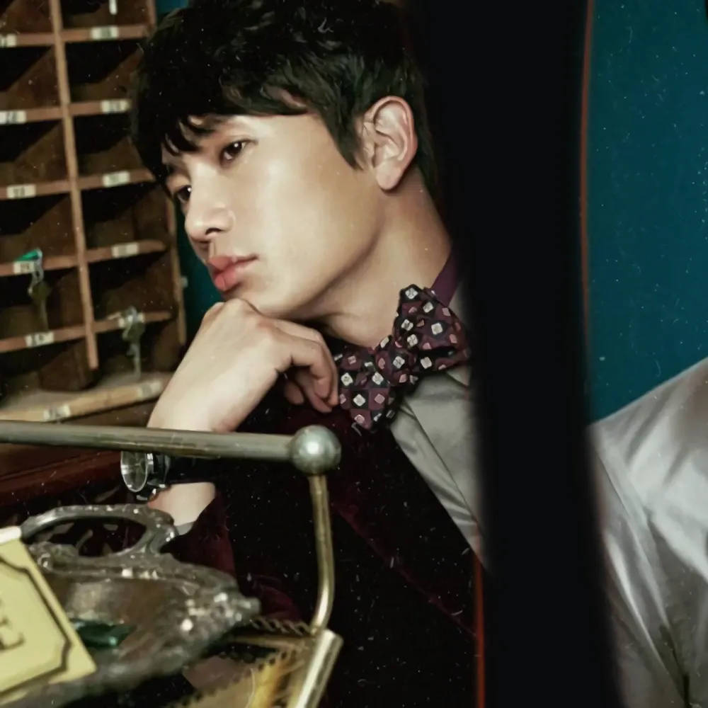 Behind-the-scenes cut of Ji Sung